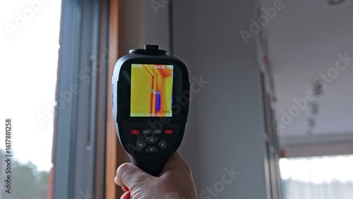 Quadro su tela Contractor Engineer Performing Building Inspection for Cold Bridge Thremal Bypas