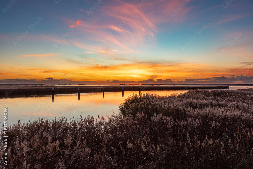 Obraz premium Sonnenuntergang im November am Bodden vor Zingst.