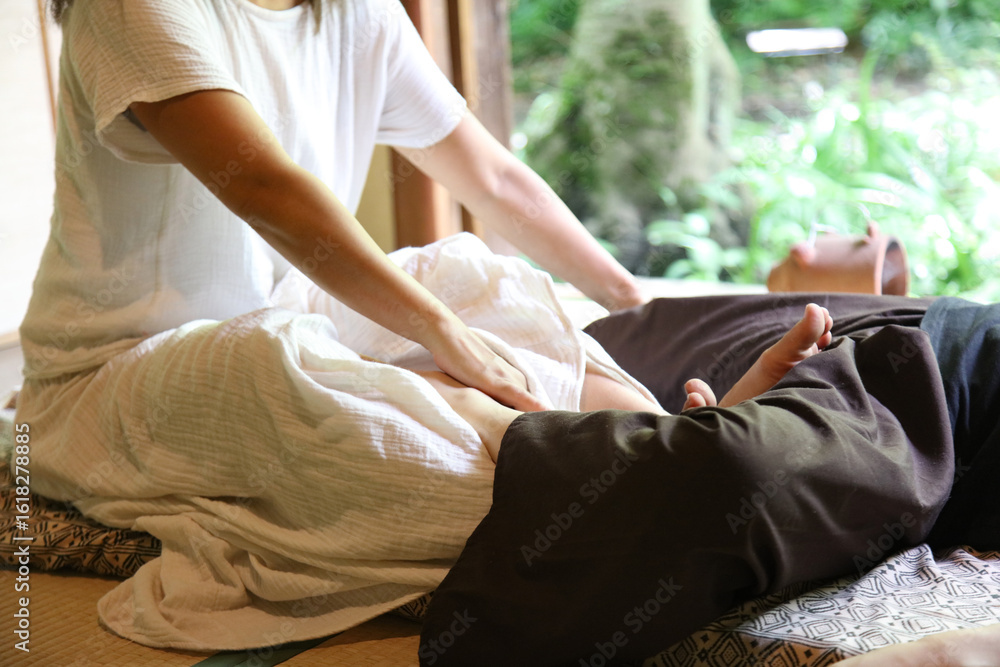 Fototapeta premium マッサージをする女性