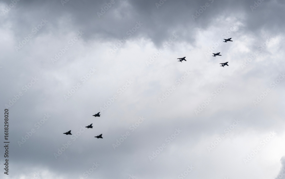 Obraz premium les avions militaires français paradent le jour de la fête nationale du 14 juillet à Paris en France