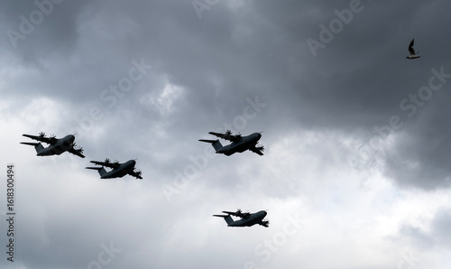Fotografie les avions militaires français paradent le jour de la fête nationale du 14 juill
