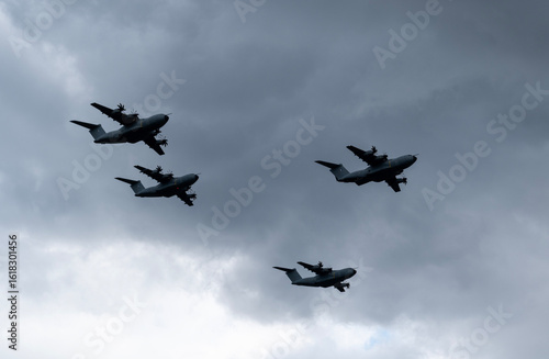Фотография les avions militaires français paradent le jour de la fête nationale du 14 juill