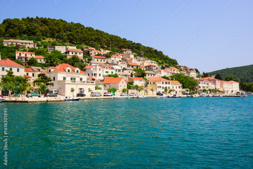 Obraz premium Traditional Croatian houses with red roofs in the town of Pucisca on the island of Brac. Croatia