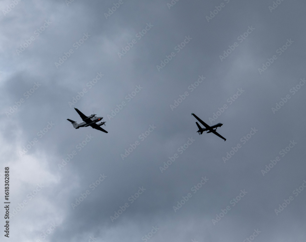 Fototapeta premium les avions militaires français paradent le jour de la fête nationale du 14 juillet à Paris en France