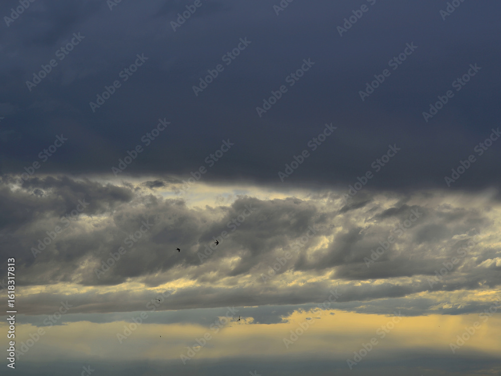 Obraz premium Thick nimbostratus clouds in the middle of spring on the Lleida plain