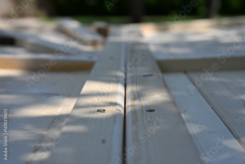 Wallpaper Mural Costruire una persiana o scuro nuovo per sostituire persiane in decadenza. Attrezzatura e fase di lavorazione Torontodigital.ca