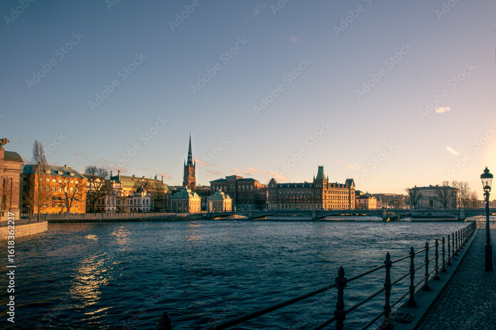 Fototapeta premium Bâtiment eau couché soleil