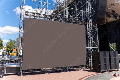 Large modular LED screen for broadcasting video footage