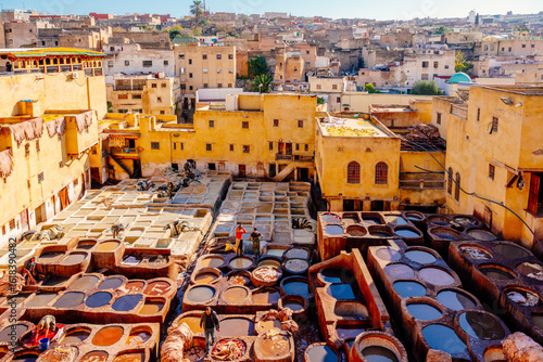 Foto Fez, Morocco: Workers dye leather in traditional tanneries, a centuries-old process, amid the city's ancient medina