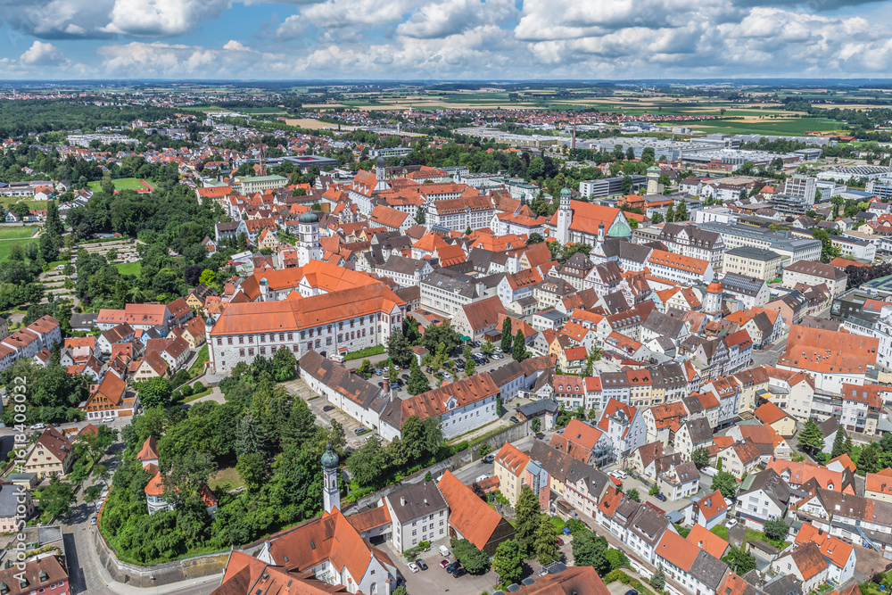 Obraz premium Dillingen im bayerisch-schwäbischen Donautal an einem sonnigen Sommertag aus der Vogelperspektive