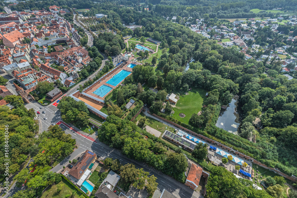 Fototapeta premium Ingolstadt an der Donau von oben, Blick auf die westliche Stadt rund um das Freibad