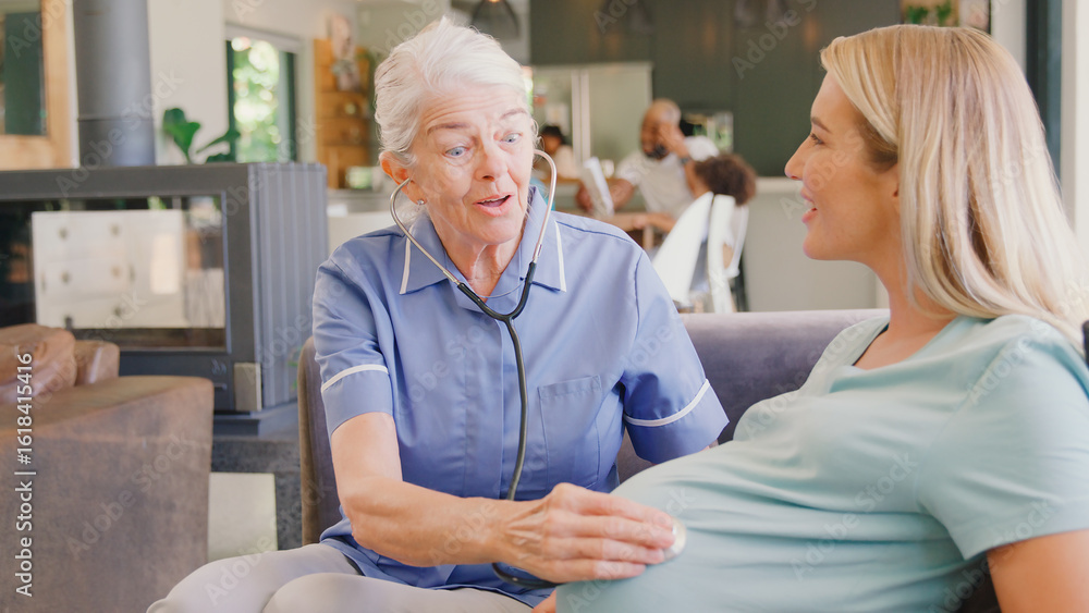 Obraz premium Senior Midwife With Stethoscope Visiting Pregnant Woman At Home With Family In Background
