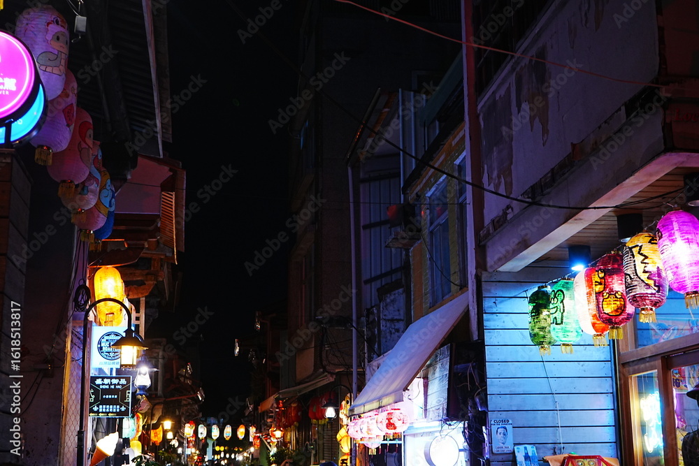 Obraz premium Cityscape of Shennong Street in Tainan, Taiwan - 台湾 台南 神農街 街並み