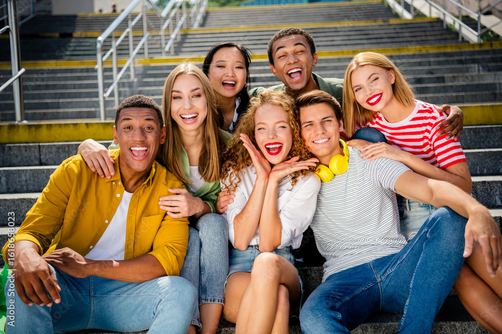 Obraz premium Diverse group of cheerful friends sharing smiles and enjoying time together outdoors in a vibrant urban setting