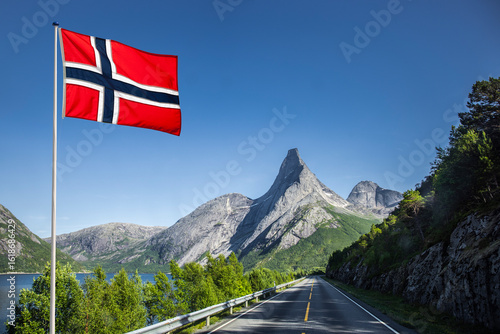 Stetinden Norwegischer Nationalberg in Nordland mit norwegischer Nationalflagge