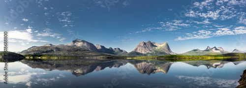 Spiegelung der Gebirge in den Ofoten n Norwegen