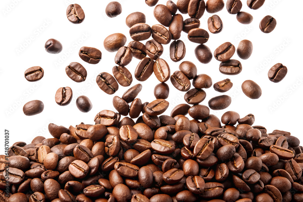Naklejka premium Aromatic roasted coffee beans falling into a pile, isolated on transparent background