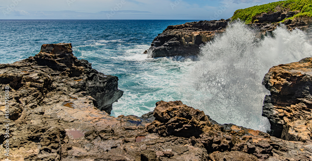 Obraz premium waves crashing on rocks
