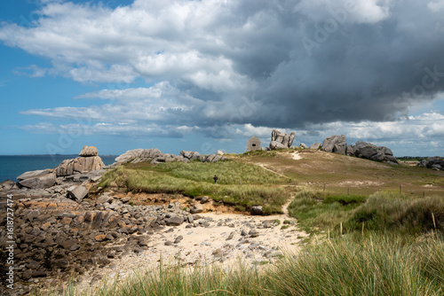 Granitfelsen an der bretonischen Küste malerisch schön in der Nähe von Amiets
