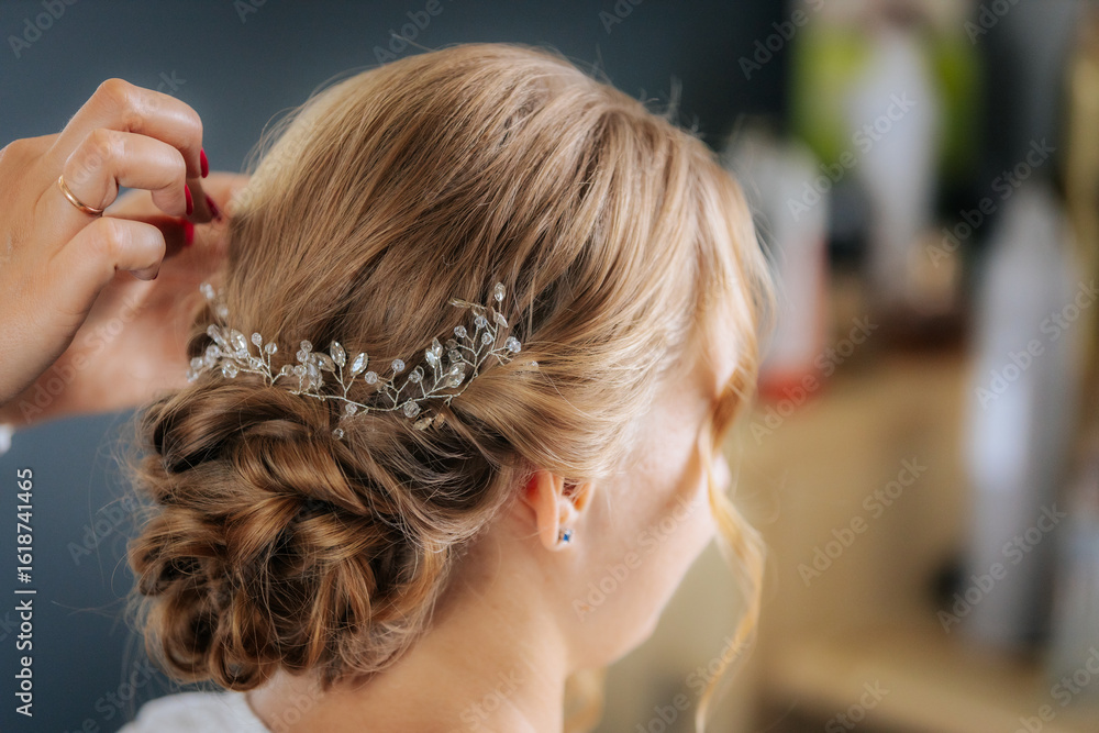 Naklejka premium Close-up of a bride with closed eyes as a makeup artist applies eye shadow with a brush, capturing a serene and intimate bridal prep moment.