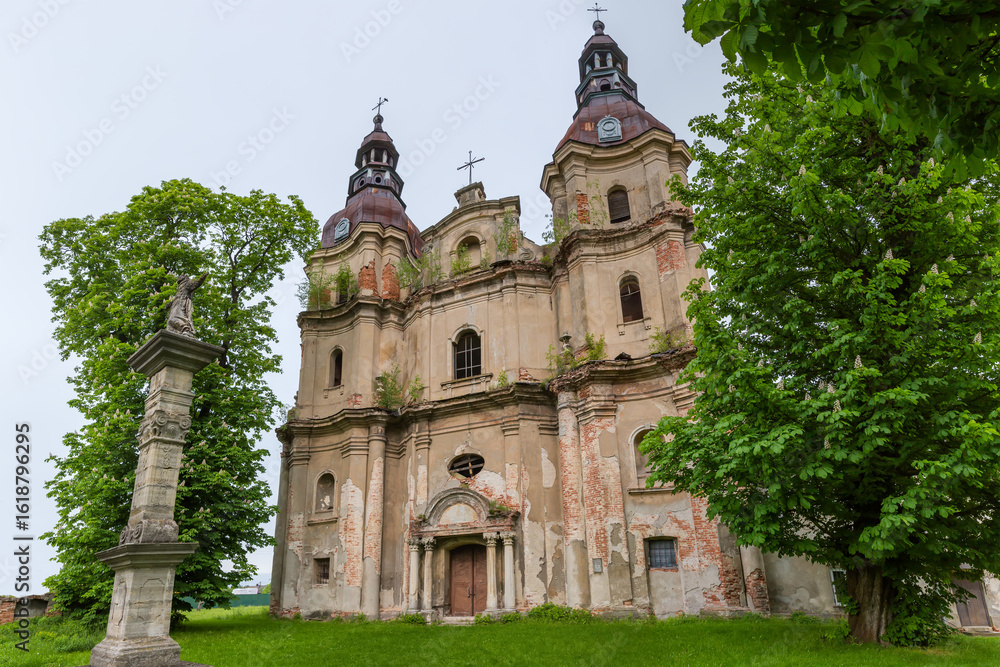 Obraz premium Main facade of Baroque St. Anthony's Church in Hvizdets, Ukraine