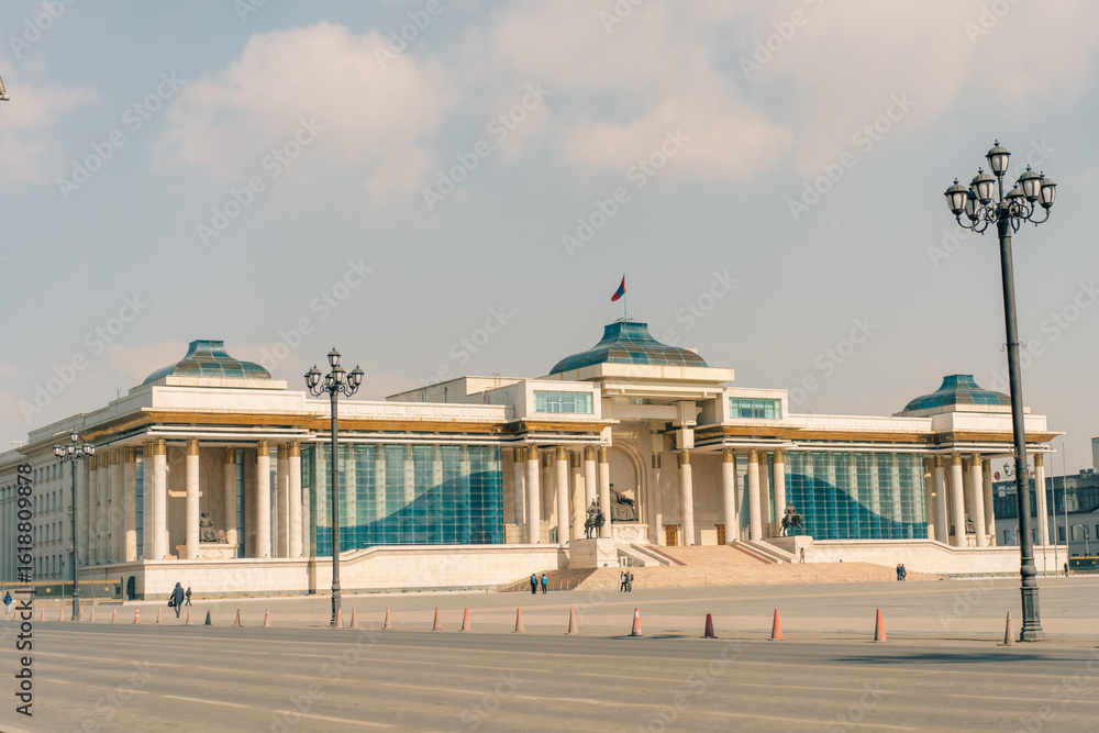 Obraz premium Ulaanbaatar, mongolia - 2 may 2025 The Government Palace is located on the north side of Chinggis Square or Sukhbaatar Square