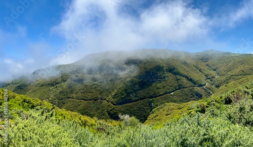 eine Wanderung vom Wanderparkplatz Rabaçal zum Forsthaus Rabaçal vorbei am Risco-Wasserfall und weiter entlang der Levada dos 25 Fontes, Madeira