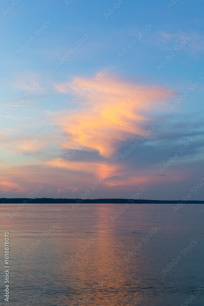 Naklejka premium sunset over the lake