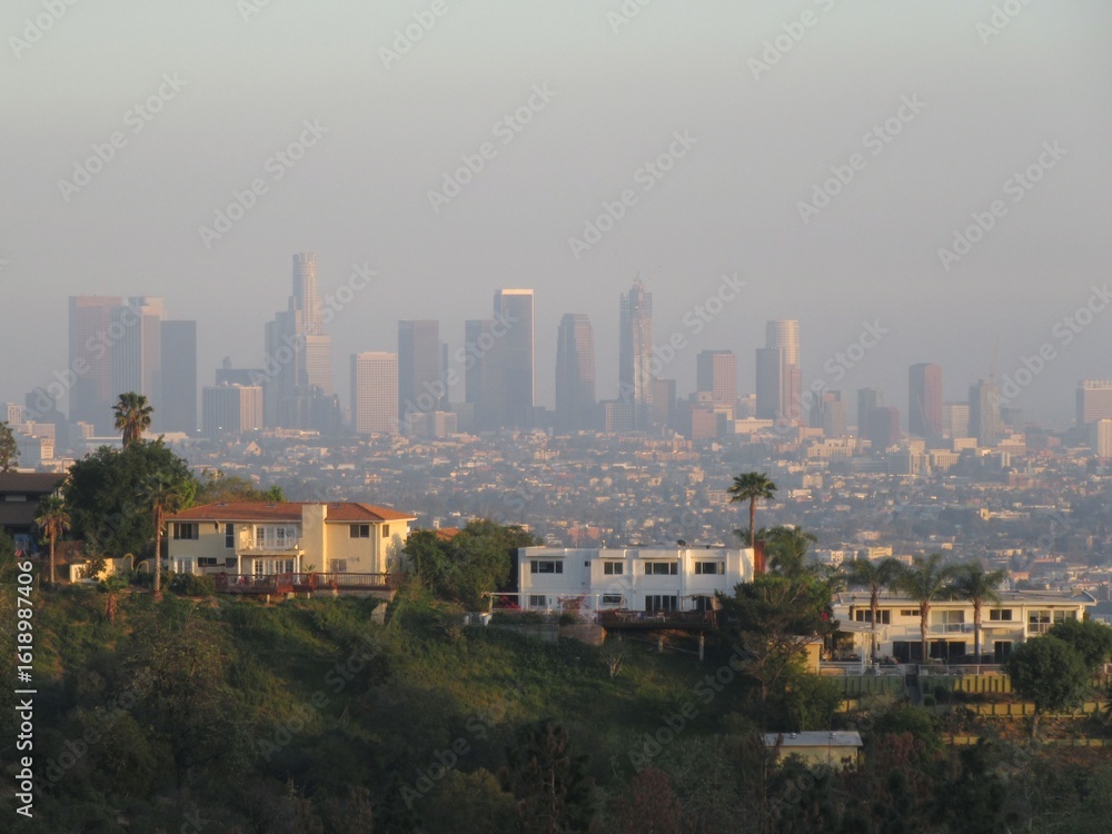 Obraz premium Hazy Los Angeles Skyline from the Hills with Residential Foreground