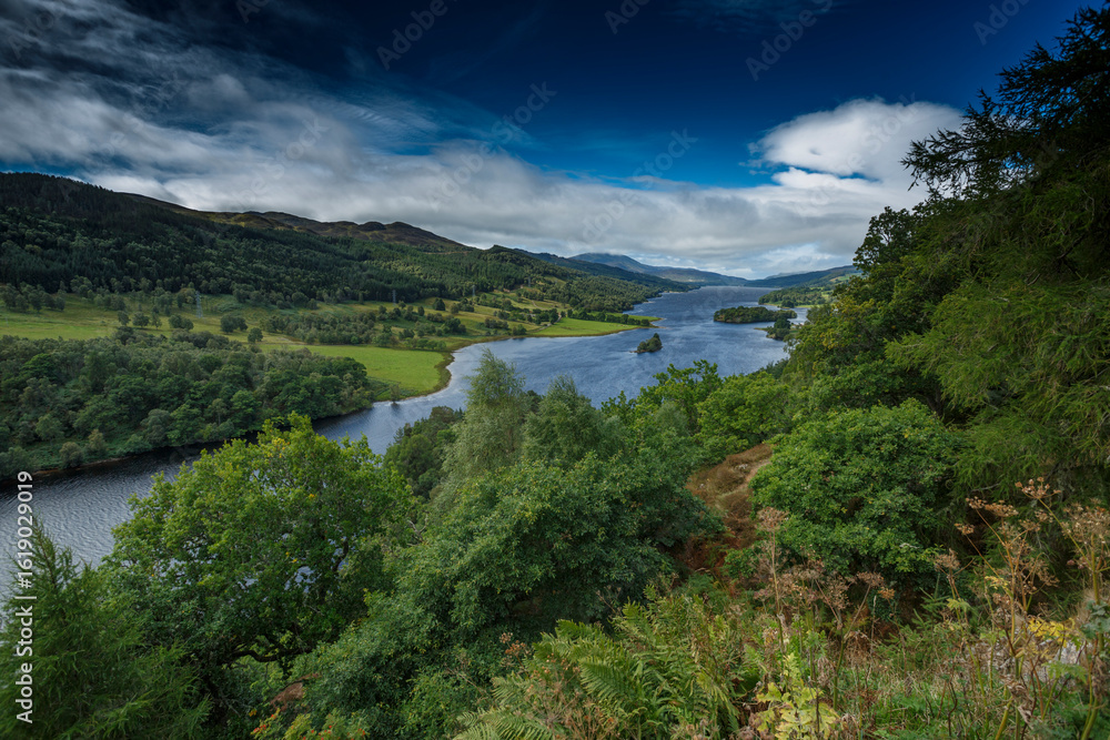 Obraz premium Scenic landscape of a riverside valley during a clear day in a serene countryside setting