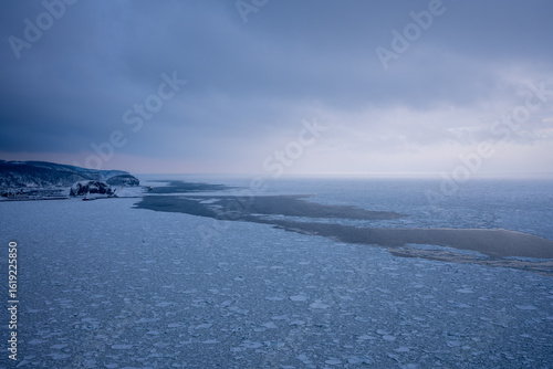 ウトロ港と流氷の冬景色 / Winter Scenery of Utoro Port and Drift Ice