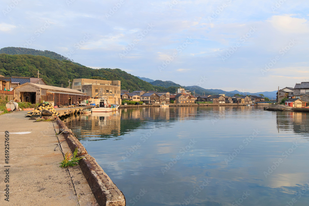 Obraz premium 竹野温泉周辺の竹野川と街並み