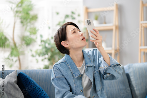 Konstfotografi スマホを覗き込む女性