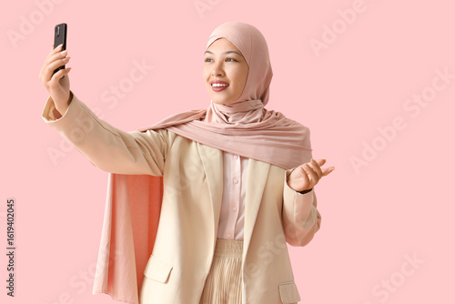 Young Muslim businesswoman ...