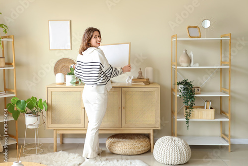 Young woman with blank fram...