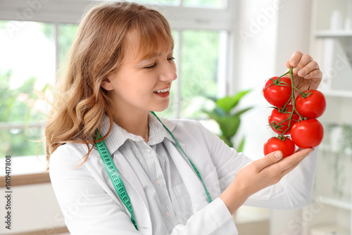 Female nutritionist with to...