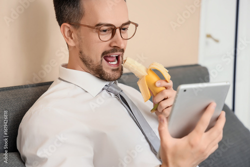 Young businessman with tabl...