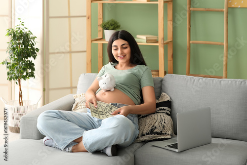 Young pregnant woman with p...
