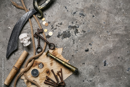 Foto Pirate's items on grunge background, top view