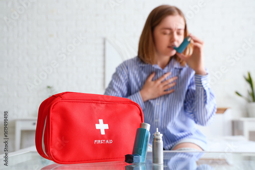Young woman with asthma att...