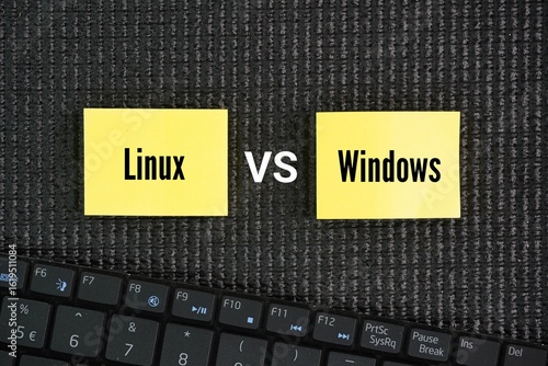 Canvas Print Laptop keyboard with two words linux vs windows