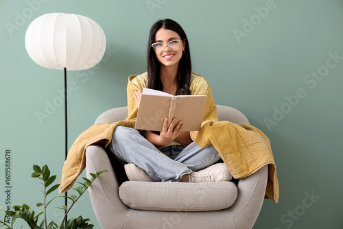 Beautiful woman reading boo...