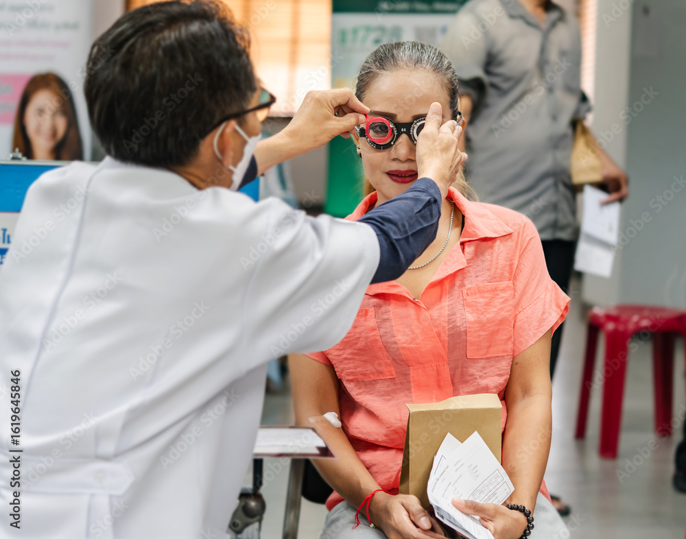 Obraz premium Checking eyesight and vision correction in optometrist lab