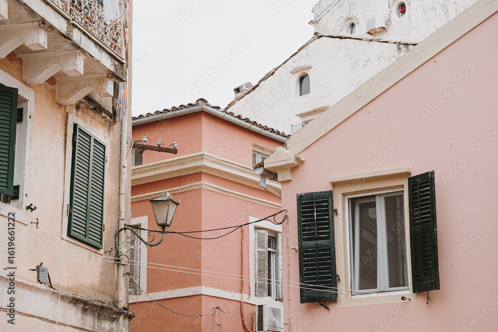 Naklejka premium Elegant Windows with Shutters Framed by a Pink Wall
