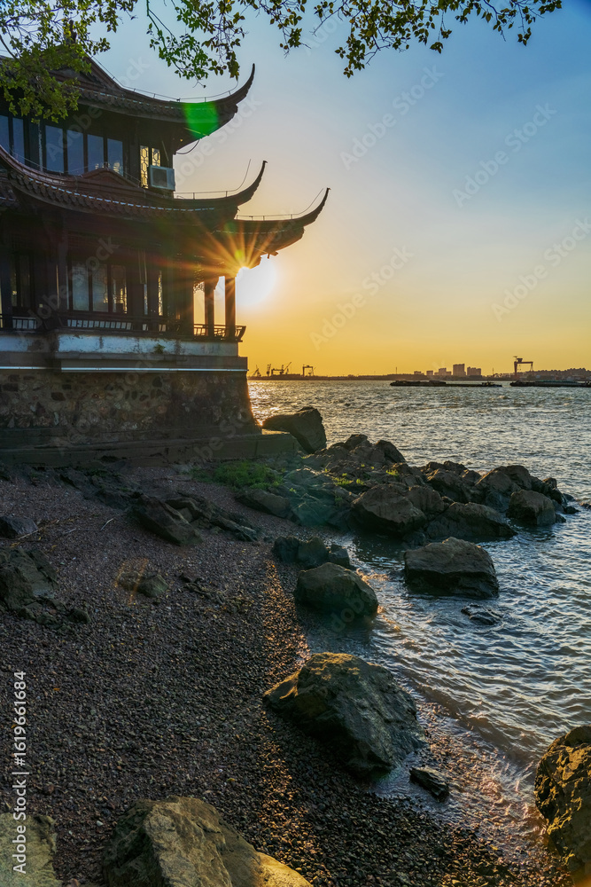 Obraz premium The beautiful natural scenery of the Yangtze River and the ancient riverside architecture in Jiangyin, Jiangsu Province, China, on July 20, 2025