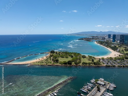 Obraz na plátne Ala Moana to Waikiki Aerial Journey Over Oahu's Vibrant Coastline