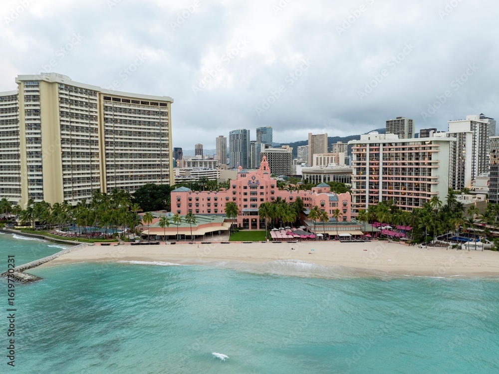 Fototapeta premium Empty Waikiki at Sunset: A Rare Moment of Stillness