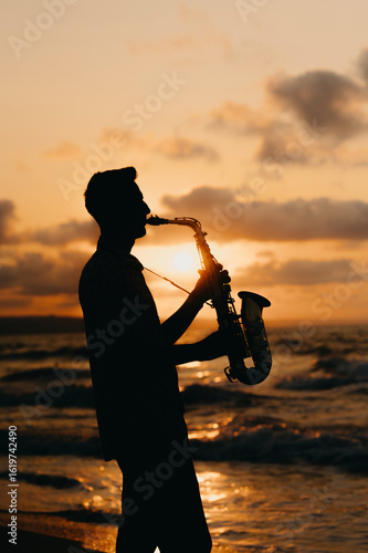 Photos A tranquil and serene silhouette of a talented saxophonist passionately playing