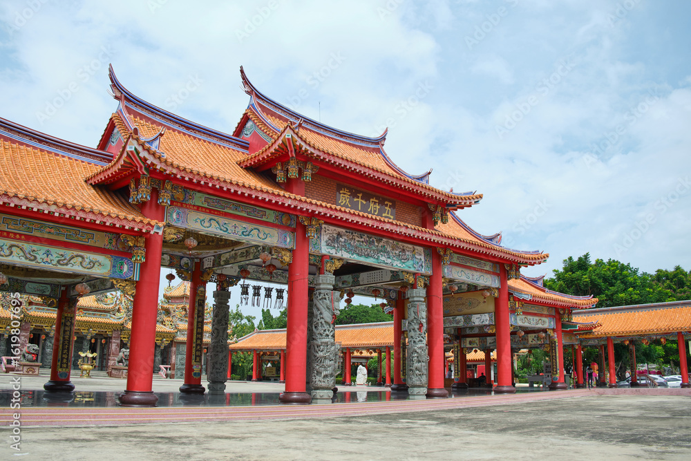 Naklejka premium Wat Tham Katanyu (Sianluo Taitiangong) . Chinese traditional temple in Samut prakan in Thailand 