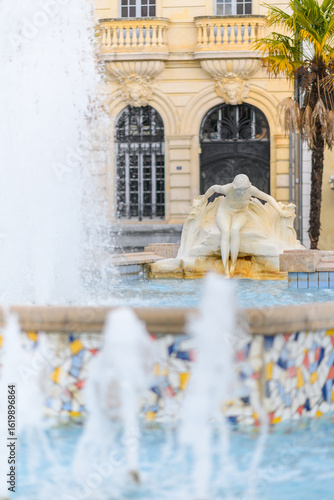 Fotografie La fontaine et le bassin de la place Clemenceau et la baigneuse à Pau